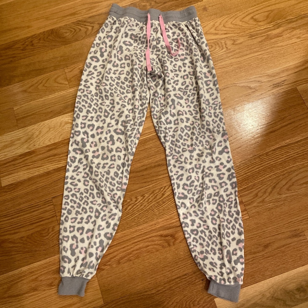 Pajama pants/sweatpants (cheetah print)